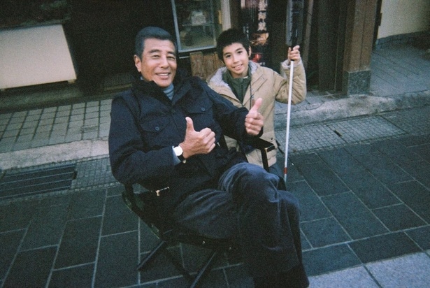 舘ひろし&尾上眞秀ほのぼの2ショットも『港のひかり』豪華キャスト集結の舞台裏を収めた貴重なオフショット