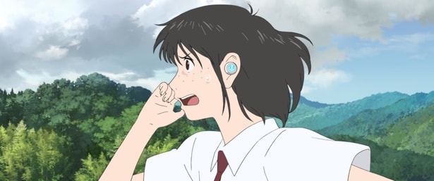 ベルの現実での素顔は、地方に住む女子高生のすず。心に傷を負ったすずは歌うことで救われていく（『竜とそばかすの姫』)