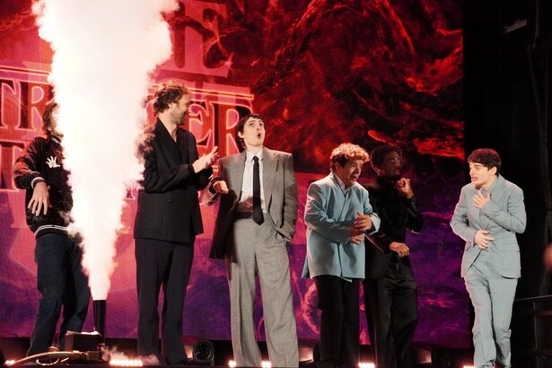 【写真を見る】ド派手な演出にびっくり!フィン・ヴォルフハルトやノア・シュナップがあらゆる表情を見せて会場も大盛り上がり