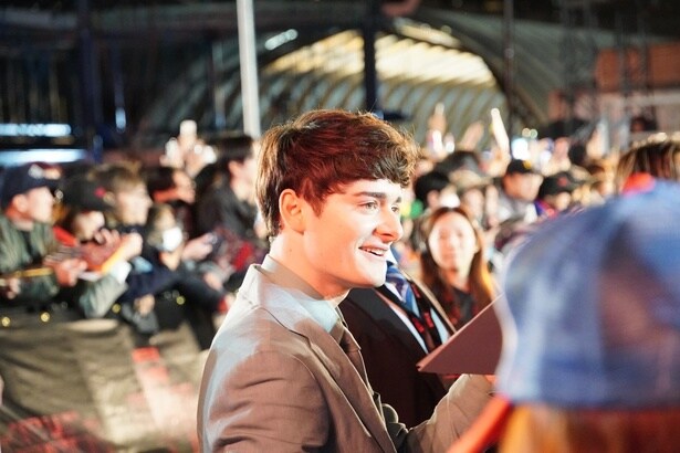 レッドカーペットでファンサービスに専念!