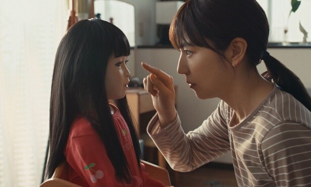 5歳の娘を失い哀しみに暮れていた佳恵は、骨董市で人形の“アヤ”と出会い元気を取り戻していくが…？