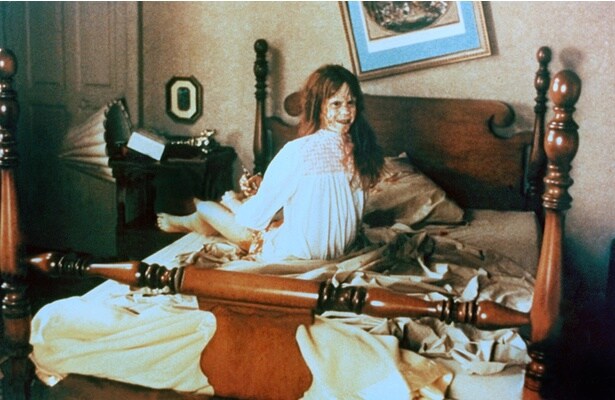 少女に取り憑いた悪魔と、その邪悪な存在と対峙する神父の壮絶な戦いをリアルなタッチで描き出した映画『エクソシスト』(73)