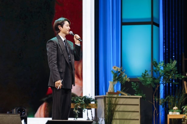 シンプルなスーツ姿も似合う