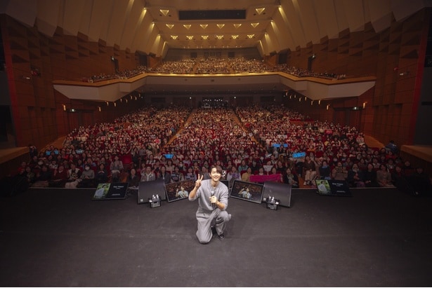 観客との記念写真で“Happy”な夜を締めくくった