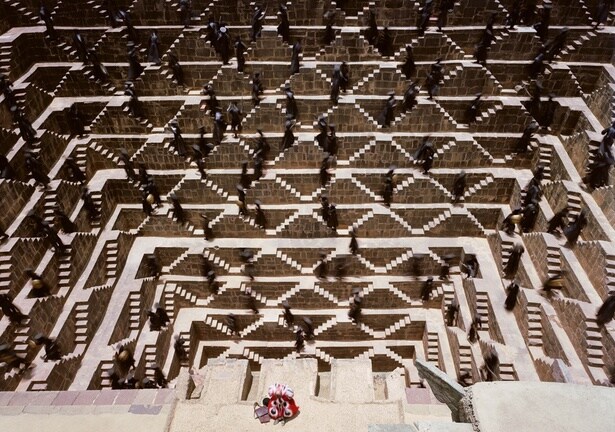 【写真を見る】13層にわたる総数3500の階段、約30mの深さに圧倒されるチャンド・バオリの階段井戸