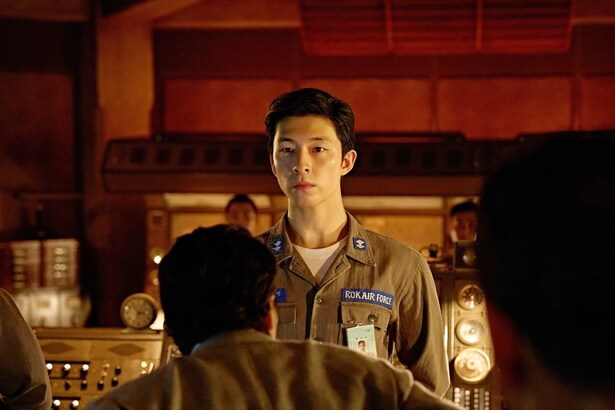 ハイジャックされた機体を偽装した空港に着陸させる任務を任命されたソ・ゴミョン(『グッドニュース』)