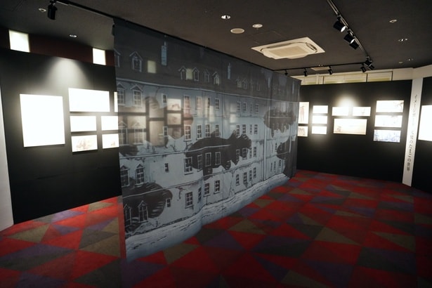 イメージボード展示コーナーの中心には、劇中でも印象的な「建物の壁面を泳ぐ魚の影」が!