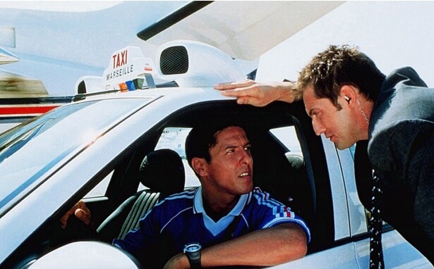飛ばし屋ドライバーのダニエルとドジな刑事エミリアンがタッグを組む(『TAXi 2』)