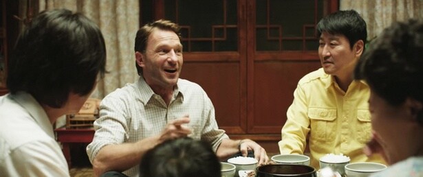 大金につられ、身分を偽って入国したドイツ人記者ピーターを乗せたタクシー運転手のマンソプ(『タクシー運転手 ～約束は海を越えて～』)