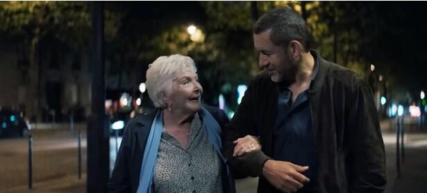 交流を重ねるうちにお互いがかけがえのない存在になっていく(『パリタクシー』)