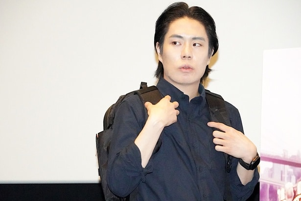 コーデだけでなく、視線や動きも完全再現!