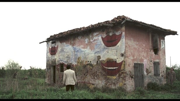 イタリア北部の田舎町の風景にミスマッチな家の姿が不穏さを掻き立てる(『笑む窓のある家』)
