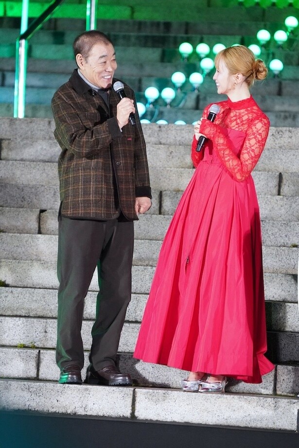 ガゼル役のDream Amiとヘイスースー役の柄本明