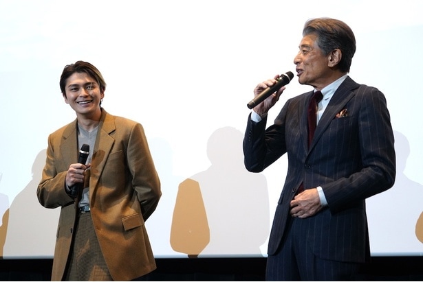 【写真を見る】名キャメラマンの木村大作のストレートな発言に笑いが止まらない舘ひろし＆眞栄田郷敦