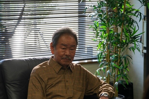 サチの顧客の一人、菅井は50年連れ添った妻から熟年離婚を言い渡されていた