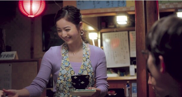 佐々木希が演じたのは、タモツの故郷にある飲み屋の女将