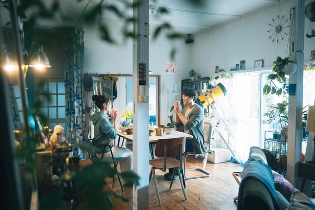 【写真を見る】福士蒼汰演じる涼と福原遥演じる亜子のモーニングルーティンが解禁に