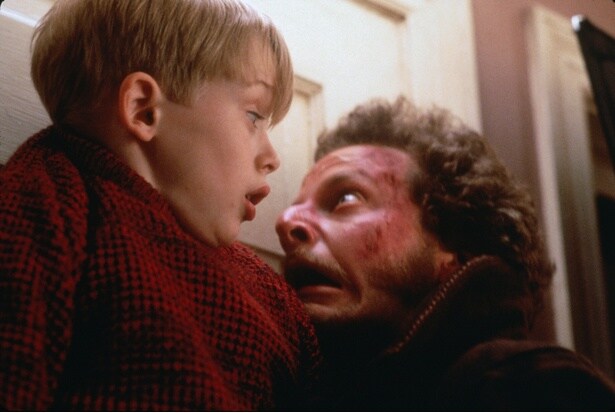 【写真を見る】後に「ハリー・ポッター」シリーズが手がけたクリス・コロンバスがメガホンをとった『ホーム・アローン』