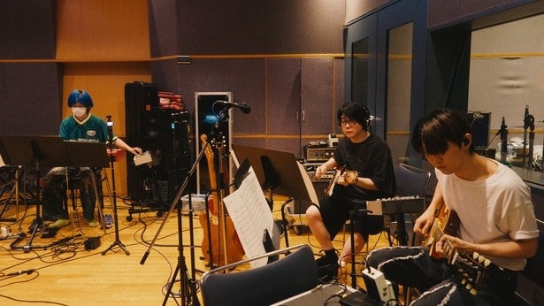 【写真を見る】真摯に音楽に、ミセスに向き合う3人(『MGA MAGICAL 10 YEARS DOCUMENTARY FILM ~THE ORIGIN~』)