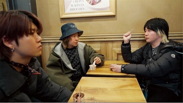 ジェラートを食べる3人(『MGA MAGICAL 10 YEARS DOCUMENTARY FILM ~THE ORIGIN~』)