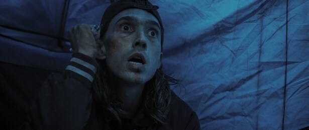 窃盗で小銭を稼ぐ浮浪者ジェームズ