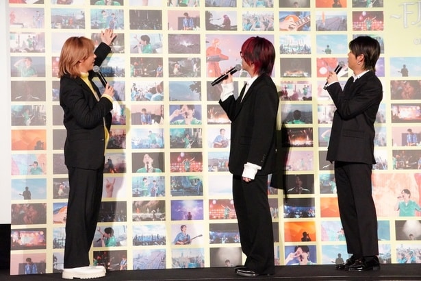 メンバーの手元が見えたり、大森が目にした景色を体感できることも醍醐味!写真を見ながら映画の魅力を語り合った