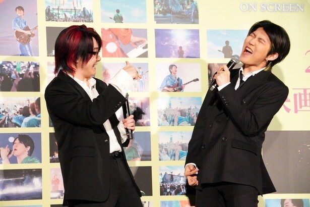 【写真を見る】若井滉斗のエアギター炸裂!大森元貴も楽しそうな笑顔を見せた