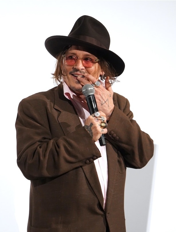 照れる仕草を見せるデップ