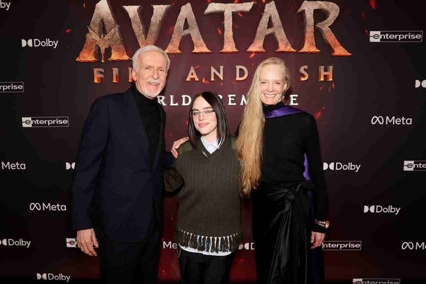 【写真を見る】スクールライクなファッションでプレミアイベントに登場したビリー・アイリッシュと、キャメロン監督夫妻