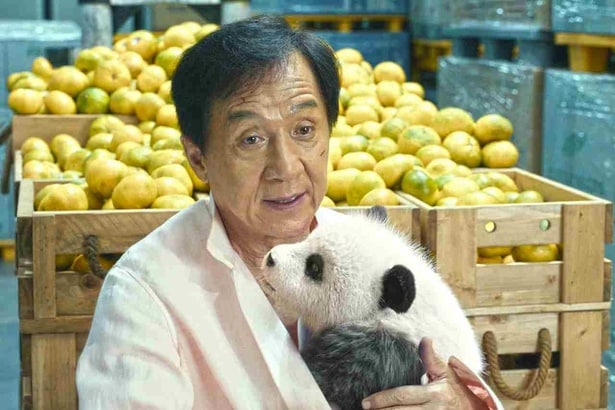 頬をケガをしながらもフーフーを胸に抱く真剣な表情