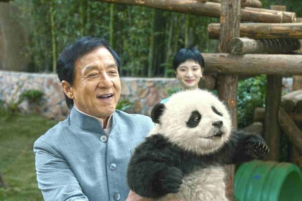 【写真を見る】子どものような無邪気な表情でパンダを愛でるジャッキー・チェン