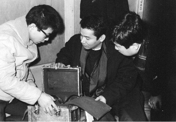 【写真を見る】いったいなにを撮っている!?作品の方向性がわからず緊急会議を開く今村昌平ら撮影隊