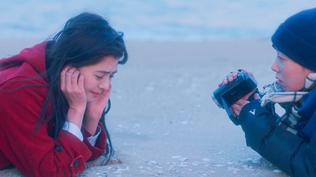 【写真を見る】スアンが回すカメラに向けて、即興で演技をはじめるソル