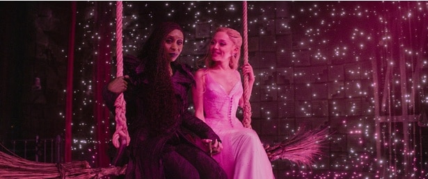 【写真を見る】エルファバとグリンダの絆や物語の一端を写した場面写真か