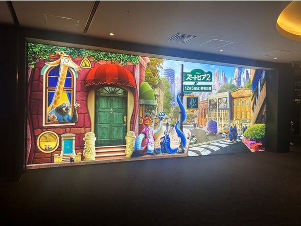 思わず立ち止まってしまう、発色が美しい迫力のロビーセンターライティングフレーム！(TOHOシネマズ 日比谷)