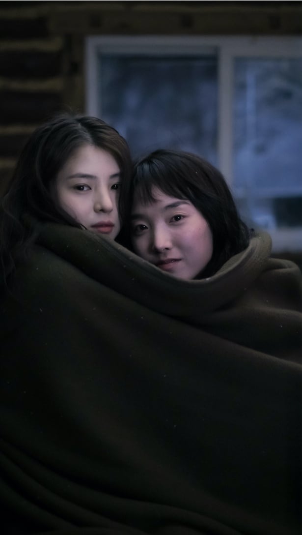 強くも儚げな眼差しでこちらをみつめるソルとスアン