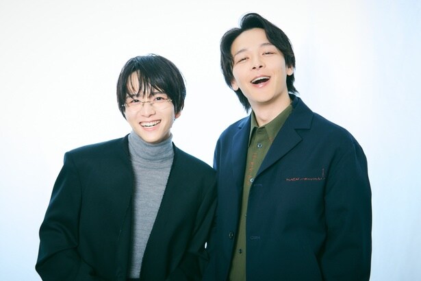 【写真を見る】板垣李光人&中村倫也の自然体でやわらかな笑顔を撮りおろし!