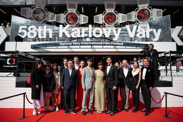 カルロヴィ・ヴァリ国際映画祭 最優秀監督賞を受賞した際のレッドカーペットの様子