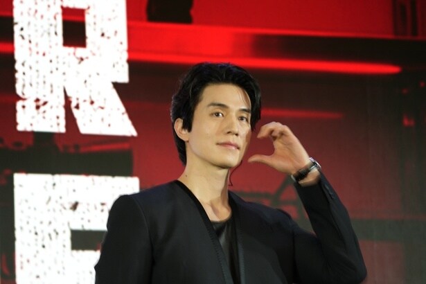 【写真を見る】ほっぺにハートポーズするイ・ドンウク、イベントでファンサービスも見せる