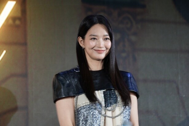 聡明で勇気があり、国民に深く献身する完璧な皇后ナビエを演じるシン・ミナ