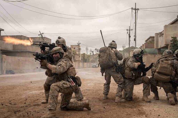 【写真を見る】本物の爆薬を使用した撮影を敢行した戦闘シーンに息を呑む『ウォーフェア 戦地最前線』