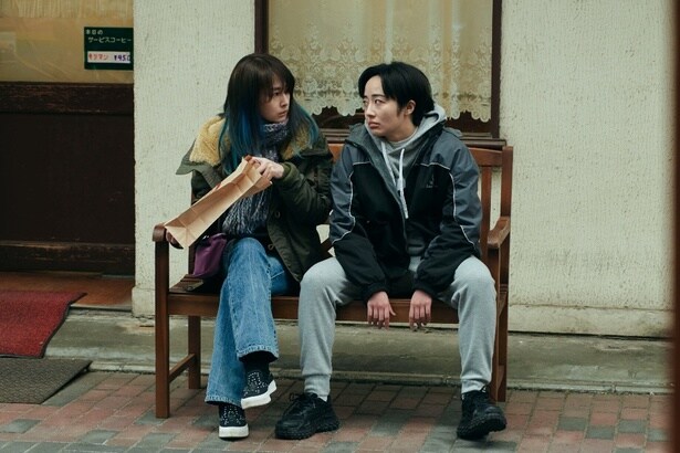 【写真を見る】ドラッグの売人を始めた夏希の前に、ボディガードを買って出る女性、多摩恵が現れる