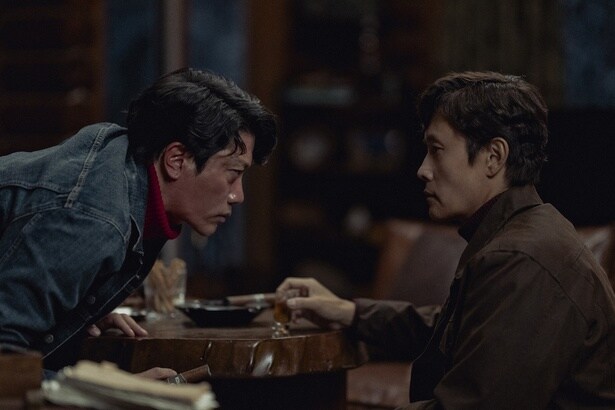 パク・ヒスン演じる順風満帆な製紙会社の班長ソンチュルとビョンホン演じるマンス