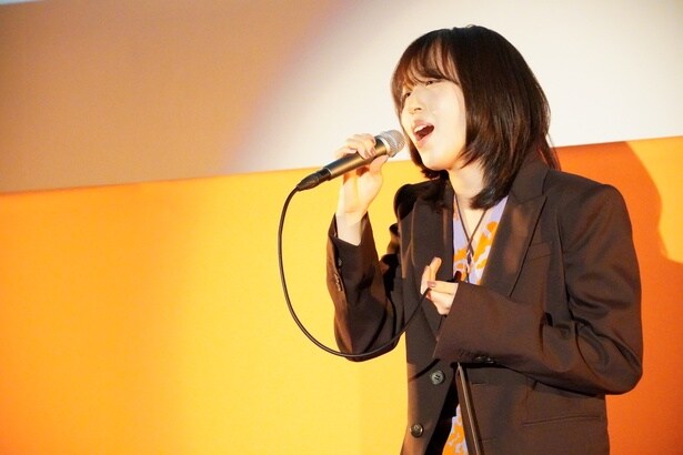 十明が、透明感あふれる歌声を響かせた