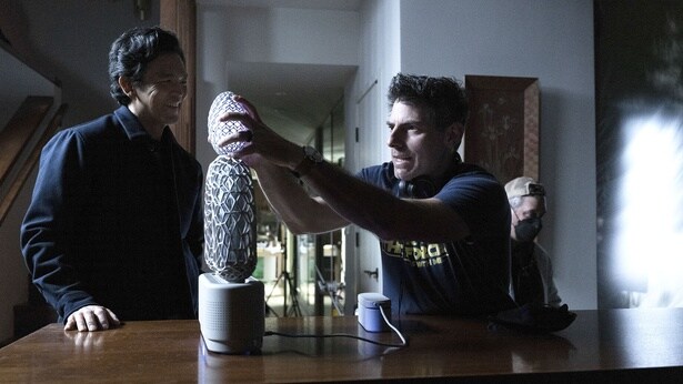 【写真を見る】緊迫した本編とは打って変わって、笑みを浮かべながらクリス・ワイツ監督と談笑するジョン・チョウ