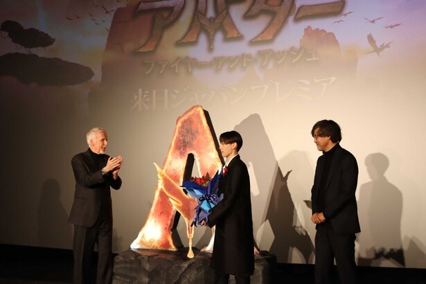 ジェームズ・キャメロンの大ファンを公言する宮世琉弥と山崎貴監督が花束を持って登場！