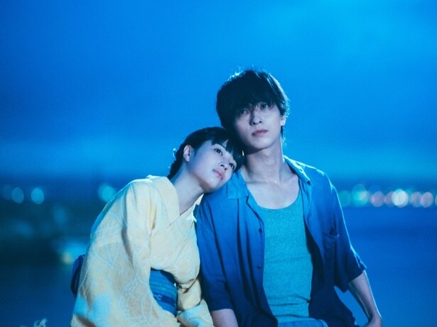 物憂げな表情で、夜空を見上げる2人