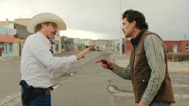 小競り合いから対立し突如、市長選に立候補する保安官のジョー(写真左、ホアキン・フェニックス)と現市長のテッド(同右、ペドロ・パスカル)