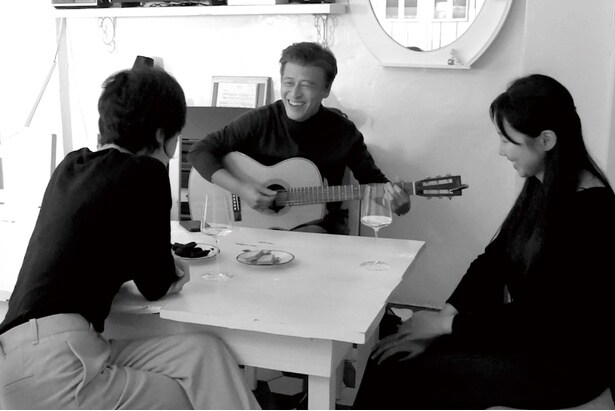 主役でありながら女性陣をフォローする側に回っている(『WALK UP』)