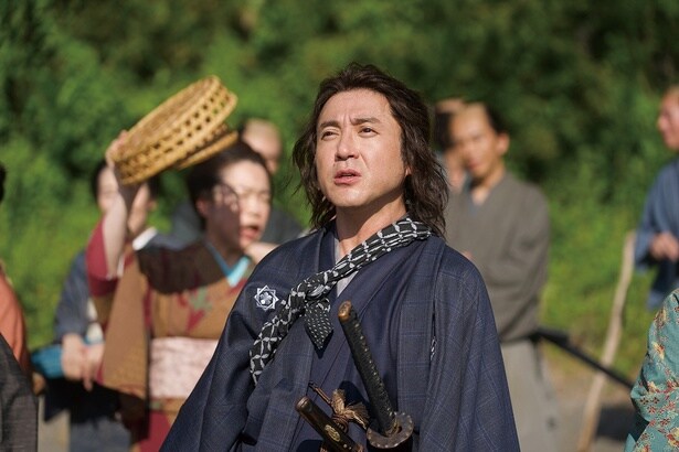 【写真を見る】ノリのよさとテンションの高さで世のなかを渡り歩く坂本龍馬